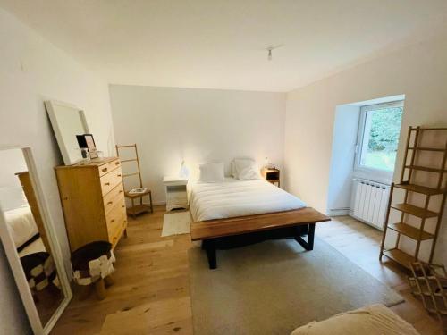 ein Schlafzimmer mit einem Bett, einer Kommode und einem Fenster in der Unterkunft Villa Casalera - piscine, spacieuse & familiale in Dax