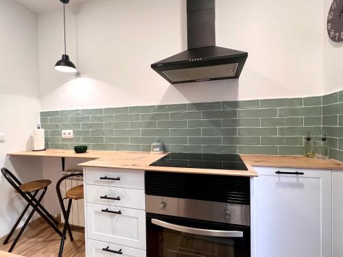 a kitchen with a stove top oven next to a counter at Apartaments Casa Mata - L'Amfitriona in Esterri d'Àneu