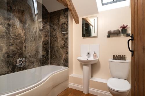 ein Badezimmer mit Toilette, Waschbecken und Badewanne in der Unterkunft Webbington Farm Cottages in Loxton