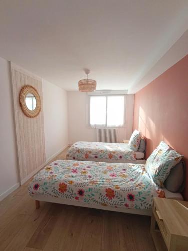 une chambre avec deux lits et une fenêtre dans l'établissement Maison de campagne, à Sceaux-dʼanjou