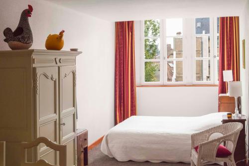 a bedroom with a bed with a dresser and a window at Studio Lumineux, Coeur De Ville in Dijon