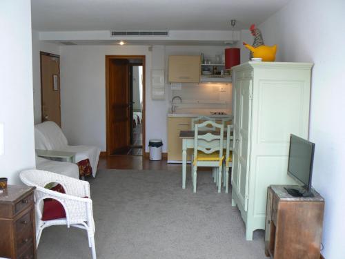 Zimmer mit Küche und Wohnzimmer in der Unterkunft Studio Lumineux, Coeur De Ville in Dijon
