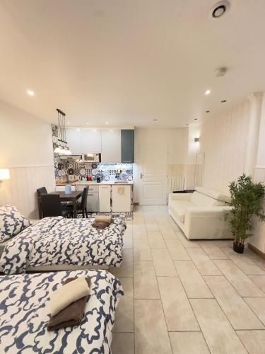 une grande chambre avec deux lits et une cuisine dans l'établissement Paris 15 Studio Ground Floor, à Paris
