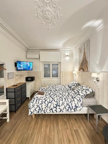 Postel nebo postele na pokoji v ubytování Paris 15 Studio Ground Floor