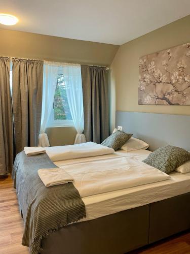 Una cama o camas en una habitación de Nest Natur Hostel