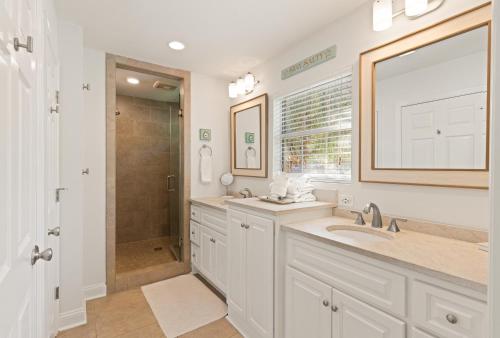 Koupelna v ubytování Blue Star Bungalow - 4310 Fourteenth Street