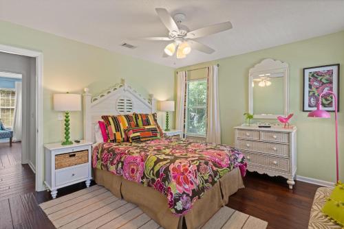 Postel nebo postele na pokoji v ubytování Blue Star Bungalow - 4310 Fourteenth Street