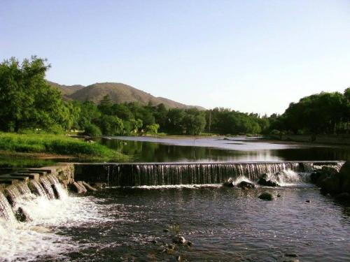een rivier met een waterval in het midden bij Habitaciones Monarcas in Villa Carlos Paz