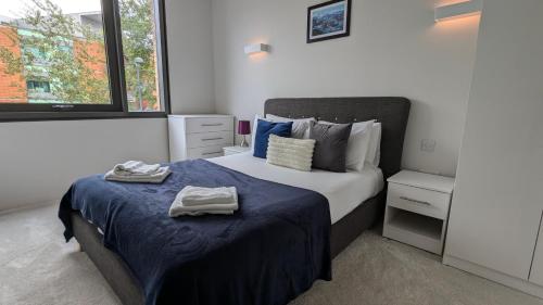 Postel nebo postele na pokoji v ubytování Modern 1 Bed Apt Bracknell- with parking