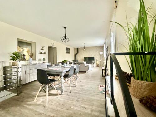 une cuisine et un salon avec une table et des chaises dans l'établissement Le Refuge du Palais, à Le Palais-sur-Vienne