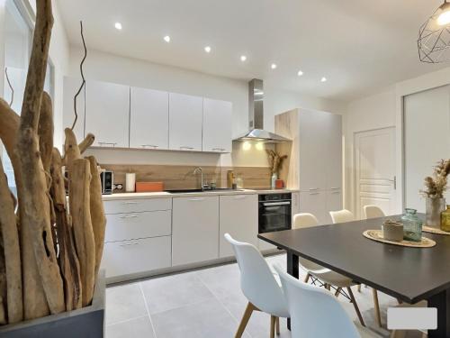 Kuchyň nebo kuchyňský kout v ubytování Maison rénovée 12 pers 15mn de Lyon,35mn Eurexpo