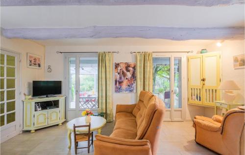 un salon avec deux chaises et une télévision dans l'établissement Lovely Home In Saint-Rémy-De-Provence, à Saint-Rémy-de-Provence