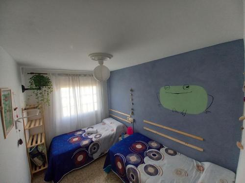 Ένα ή περισσότερα κρεβάτια σε δωμάτιο στο Casa de Amigos