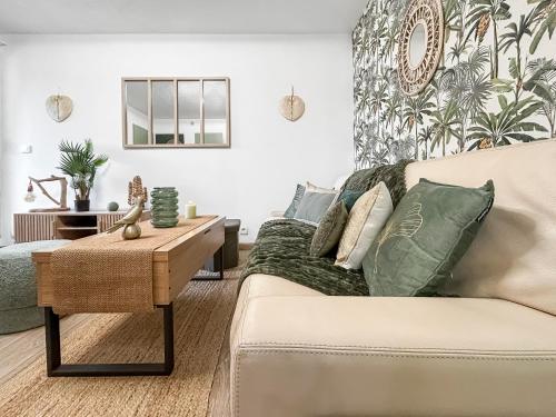 un salon avec un canapé et une table dans l'établissement Jardin privé, WiFi, proche de la mer, à Fréjus