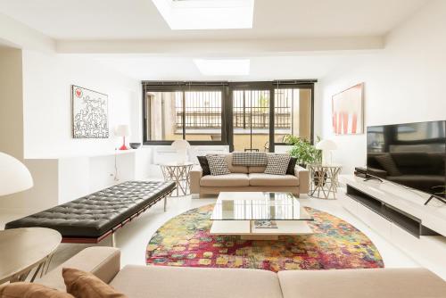 Modern 3 Bedrooms 3 Baths Full Center of Paris