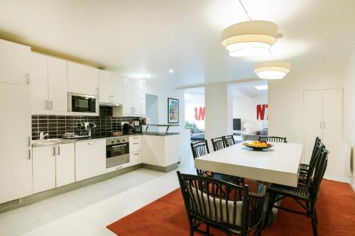 une cuisine et une salle à manger avec une table et des chaises dans l'établissement Modern 3 Bedrooms 3 Baths Full Center of Paris, à Paris