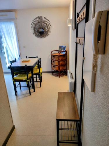 un salon avec une table et une salle à manger dans l'établissement Grand Studio Balcon Parking Privé Aulus les Bains, à Aulus-les-Bains