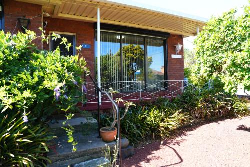 Κήπος έξω από το 3BR Home with Pool Near Shops, M5 & Train Stations