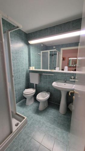 ヴァルブルーナにあるHotel Saiseraのバスルーム(トイレ2つ、洗面台、鏡付)