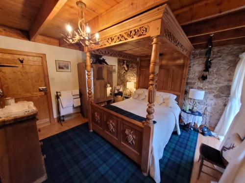 a bedroom with a four poster bed in a room at Traditional 2-Bed Cottage in Dalry in Dalry