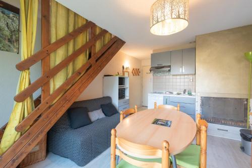 un salon avec une table et une cuisine dans l'établissement Chalet 4 Personnes classé 3 étoiles, à Luz-Saint-Sauveur