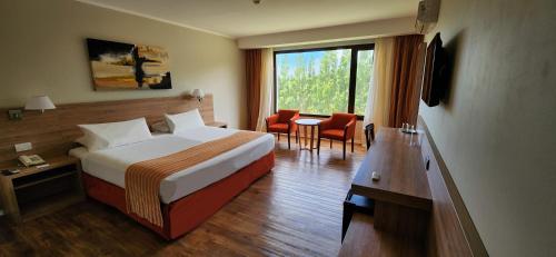 Cama ou camas em um quarto em Xelena Hotel & Suites