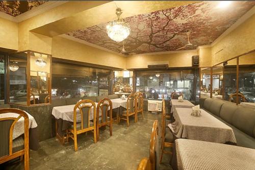 Restaurace v ubytování Hotel Ganga Azure@ Har Ki Pauri Road