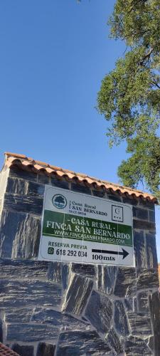 a sign on the side of a building at Casa Rural Finca San Bernardo 3 estrellas in Montehermoso