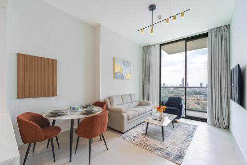 Stylish 1BR Balcony Skyline View JVC