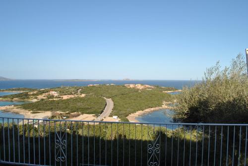 un'isola nell'oceano con una recinzione di Le Case di Mara - Appartamento Vista Mare a Porto Rotondo a Porto Rotondo