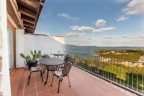 balcón con mesa, sillas y vistas al océano en Le Case di Mara - Appartamento Vista Mare a Porto Rotondo en Porto Rotondo