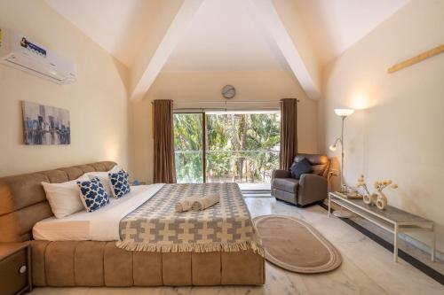 ロナバラにあるSaffronStays Casablanca - veg only villaの大きなベッドとソファのある寝室
