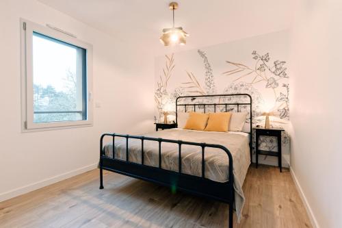 une chambre avec un lit et une fenêtre dans l'établissement Le Logis de la Vicomté - Maison proche plage, à Dinard