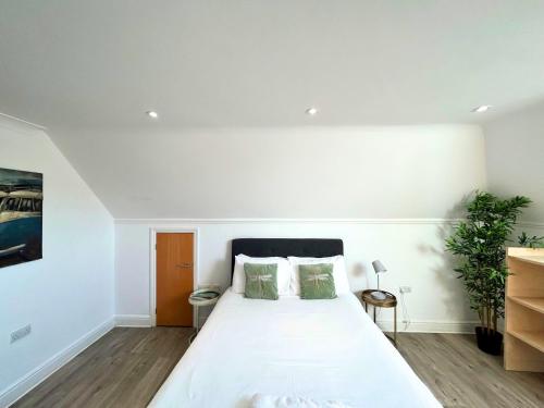 a bedroom with a large white bed in a room at Addlestone - Large Stunning 2 bed room Apartment in Addlestone