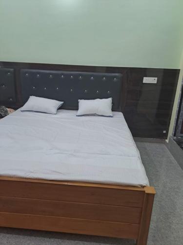 Postel nebo postele na pokoji v ubytování Hotel AV Priya