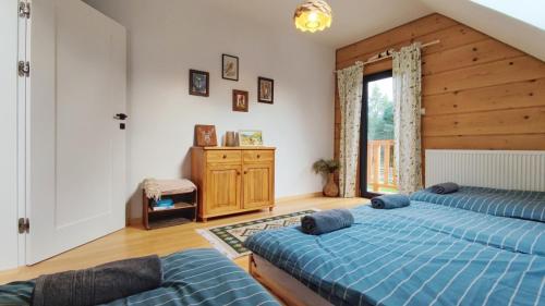 Ένα ή περισσότερα κρεβάτια σε δωμάτιο στο Dom z bala sauna jacuzzi Saunowisko