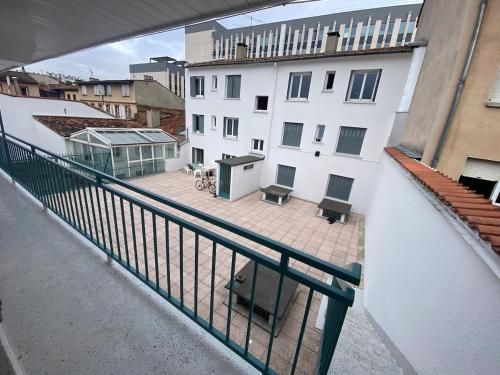 d'un balcon avec une table et des bancs. dans l'établissement Studio hypercentre, à Toulouse
