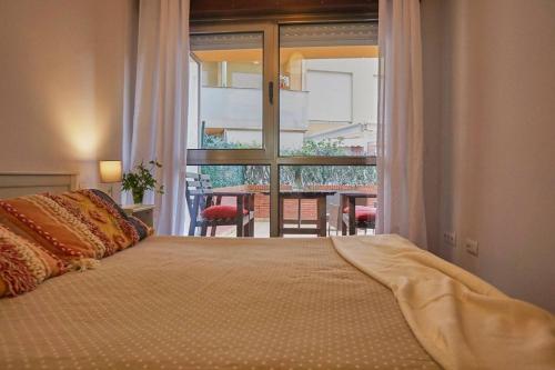 een slaapkamer met een bed en een groot raam bij FGDR34BB El Puntal in San Vicente de la Barquera