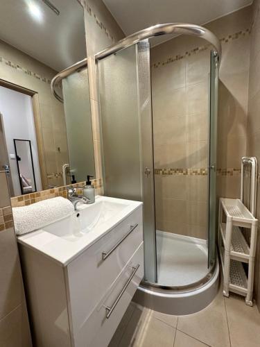 a bathroom with a sink and a shower at APARTAMENTY LAVENDERIA z widokiem na Górę Parkową, blisko centrum in Kudowa-Zdrój