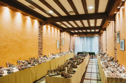 Hotel Carreño في أوفِييذو: غرفة مليئة بالطاولات مع أشخاص يجلسون فيها