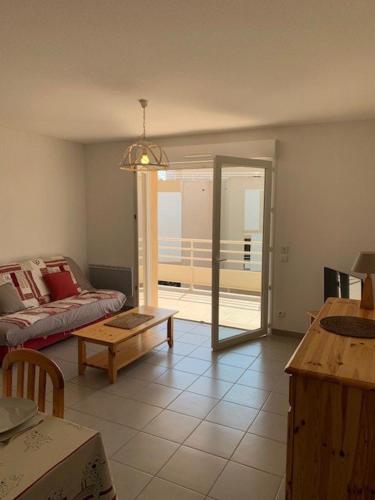 un salon avec un canapé et une table dans l'établissement NP610-A229 Appartement 3 pièces Narbonne Plage, à Narbonne-Plage