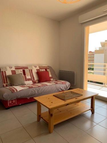 un salon avec un canapé et une table basse dans l'établissement NP610-A229 Appartement 3 pièces Narbonne Plage, à Narbonne-Plage