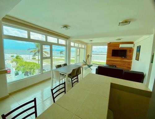 a dining room with a table and a view of the ocean at Vista al mar, Mini alberca y roof garden PRIVADO! in Boca del Río