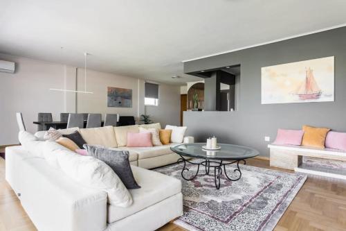 Spacious and sunlit seaside flat