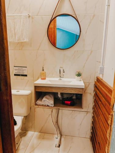 a bathroom with a sink and a mirror at Apto Lince 2 Minutos do Parque Oktoberfest in Igrejinha