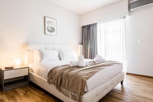 Spacious and sunlit seaside flat