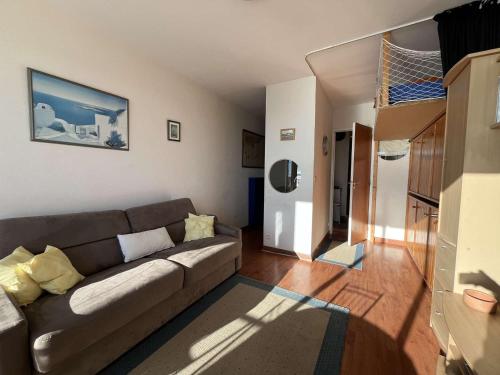 - un salon avec un canapé dans l'établissement Studio climatisé avec vue mer, Le Lavandou - FR-1-308-50, au Lavandou