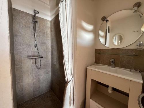 une salle de bain avec une douche, un lavabo et un miroir dans l'établissement Studio climatisé avec vue mer, Le Lavandou - FR-1-308-50, au Lavandou