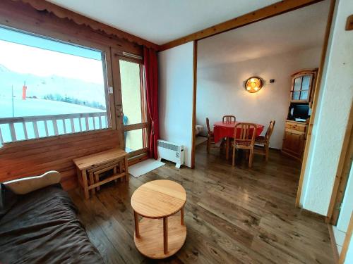 un salon avec un canapé et une table dans l'établissement Studio au pied des pistes avec balcon et cuisine équipée - Plagne Villages - FR-1-351-158, à La Plagne Tarentaise