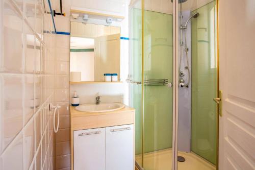 La petite salle de bains est pourvue d'une douche et d'un lavabo. dans l'établissement Villa Picpoul by Villa Plus, à Pinet